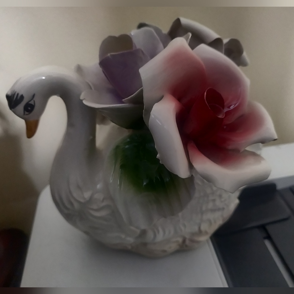 Vintage Capodimonte Porcelain Swan Figurine.  Made in Italy No Chips.